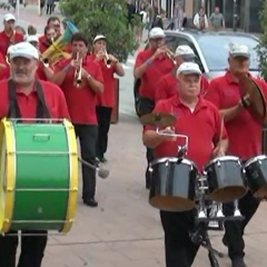 Die Clowngruppe in Calella (bei Barcelona): Doch zum Umzug am nächsten Tag wurde das Wetter im schöner.