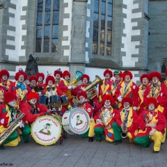 Rosenmontag: Die Clowngruppe posierte vor dem Münster in Radolfzell.