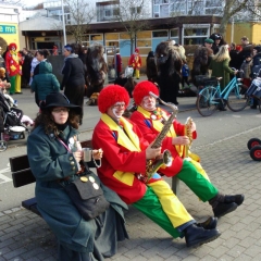 Schmutziger Donnerstag: Danach wartete man auf die Weiterfahrt mit dem Bus.