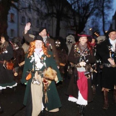 Narrenbaumstellen auf dem Gottmannplatz: Der Räuber lief dahinter.