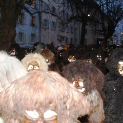 Narrenbaumstellen auf dem Gottmannplatz: Danach fädelte sich der restliche Schneeschreck in den Umzug.