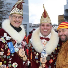 Narrenbaumstellen auf dem Gottmannplatz: Das Ansagerduo Rolf Reisacher und Axel Zunker stand auf dem Platz bereit.