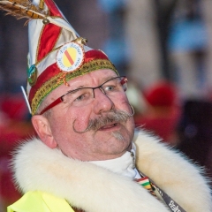 Narrenbaumstellen auf dem Gottmannplatz: Elferrat Hans-Peter Pfundstein begutachtete das Stellen den Baumes.