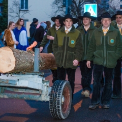 Narrenbaumstellen auf dem Gottmannplatz: Umrahmt von den Holzern aus Allensbach.