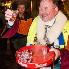 Narrenbaumstellen auf dem Gottmannplatz: Hans-Peter Pfundstein überreichte den fälligen Schnaps an die Holzer.