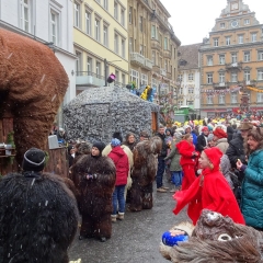 Zur gleichen Zeit war der Schneeschreck beim Wurstschnappen der Blätzlebuebe auf der Markstätte vertreten.