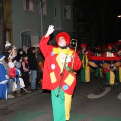 Narrenbaumstellen auf dem Gottmannplatz: Danach folgte die Clowngruppe unter Leitung von Gerd Zachenbacher.