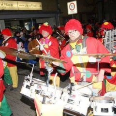 Narrenbaumstellen auf dem Gottmannplatz: Die Clowngruppe beim Umzug.