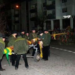 Narrenbaumstellen auf dem Gottmannplatz: Die Holzer aus Allensbach stellten den Baum.