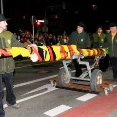 Narrenbaumstellen auf dem Gottmannplatz: Auf der Kreuzung musste der Baum gedreht werden.