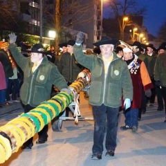 Narrenbaumstellen auf dem Gottmannplatz: Der Baum wurde von den Holzern aus Allensbach begleitet.