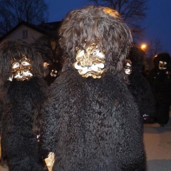 Narrenbaumstellen auf dem Gottmannplatz: Der Schneeschreck während dem Umzug.