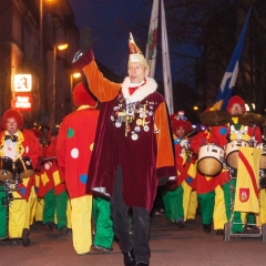 Narrenbaumstellen auf dem Gottmannplatz: Präsident Jürgen Stöß führte den Narrenbaum-Umzug an.