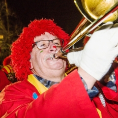 Narrenbaumstellen auf dem Gottmannplatz: Am Ende spielte noch die Clowngruppe.