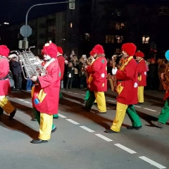 Narrenbaumstellen auf dem Gottmannplatz: Die Clowngruppe beim Umzug.