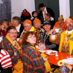 Rosenmontag mit der Clowngruppe: Das Publikum erwartete die Musiker bereits.