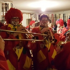 Rosenmontag mit der Clowngruppe: Und endete in Singen in der Gems.