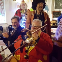 Rosenmontag mit der Clowngruppe: Und endete in Singen in der Gems.