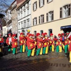 Rosenmontag mit der Clowngruppe: Bei schönem Wetter ergaben sich kurze Platzkonzerte.