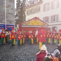 Rosenmontag mit der Clowngruppe: Bei schönem Wetter ergaben sich kurze Platzkonzerte.