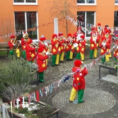 Rosenmontag mit der Clowngruppe: Darauf folgte der Besuch des Don Bosco Hauses.