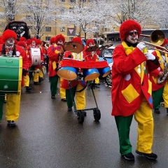 Schmutziger Donnerstag: Einmarsch der Schneckenburg beim Kindergarten von der Flüh.