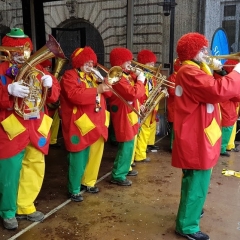 Schmutziger Donnerstag: Die Clowngruppe beim Auftritt auf der Bühne des Südkuriers auf der Marktstätte.