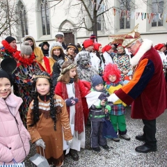 Umzug am Fasnachtssonntag: Die Umzugsbegleiter hatten alle Hände vol zu tun.