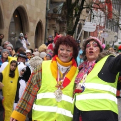 Umzug am Fasnachtssonntag: Die Umzugsbegleiter hatten alle Hände vol zu tun.