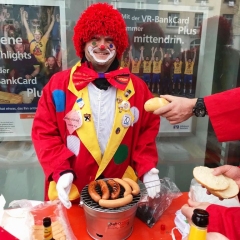 Umzug am Fasnachtssonntag: Am Verkaufsstand der Clowngruppe auf der Laube gab es wieder gegrillte Würstle.