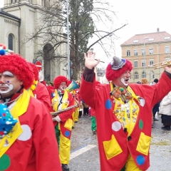 Umzug am Fasnachtssonntag: Darauf folgten die Musiker der Clowngruppe.