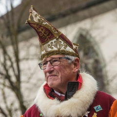 Umzug am Fasnachtssonntag: Die Umzugsbegleiter hatten alle Hände vol zu tun.