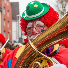 Umzug am Fasnachtssonntag: Darauf folgten die Musiker der Clowngruppe.