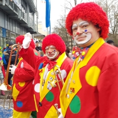 Umzug am Fasnachtssonntag: Darauf folgten die Musiker der Clowngruppe.