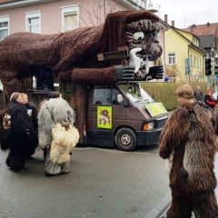 Umzug am Fasnachtssonntag: Das Schneeschreck-Auto stand bereits am Aufstellungsplatz.