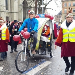 Umzug am Fasnachtssonntag: Präsident Jürgen Stöß mit Frau Dagmar Hohensteiner wurden durch den Umzug geradelt.