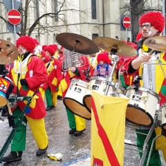 Umzug am Fasnachtssonntag: Darauf folgten die Musiker der Clowngruppe.