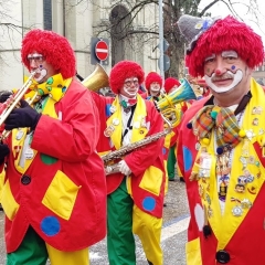 Umzug am Fasnachtssonntag: Darauf folgten die Musiker der Clowngruppe.