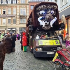 Umzug am Fasnachtssonntag: Nach dem Umzug war am Schneeschreck-Auto noch einiges los.