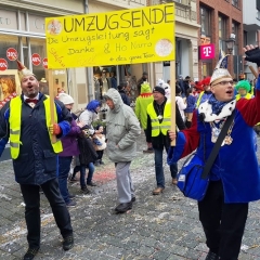 Umzug am Fasnachtssonntag: Das Ende des Umzuges. Angeführt durch Orga-Chef Axel Zunker.