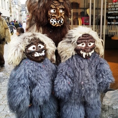 Umzug am Fasnachtssonntag: Gruppenbild mit Schneeschreck-Kinder.