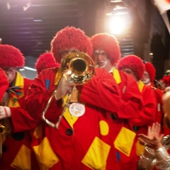 Internationaler Frühschoppen im Konzil: Die Clowngruppe beim Einmarsch.