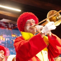 Internationaler Frühschoppen im Konzil: Die Clowngruppe unter der Leitung von Gerd Zachenbacher.