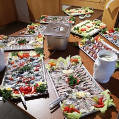 Hering Essen im Bouleclub: Die reichhaltigen Fisch- und Käseplatten  standen bereit.