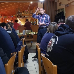 Hering Essen im Bouleclub: Präsident Jürgen Stöß begrüßte die Gäste.