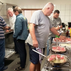 Auf der Clowngruppen-Hütte: Küchenchef Arno und Gehilfe Tony  bereiten das Abendessen vor.