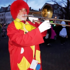 Narrenbaum Stellen auf dem Gottmannplatz: Auf dem Platz spielte die Schneckenbürgler Clowngruppe unter der Leitung von Gerd Zachenbacher.