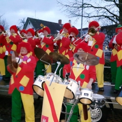 Narrenbaum Stellen auf dem Gottmannplatz: Die Clowngruppe spielte auf dem Platz.