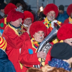 Narrenbaum Stellen auf dem Gottmannplatz: Die Clowngruppe spielte auf dem Platz.