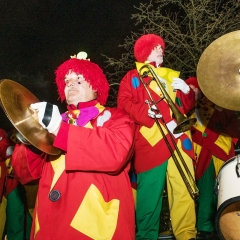 Narrenbaum Stellen auf dem Gottmannplatz: Die Clowngruppe spielte auf dem Platz.